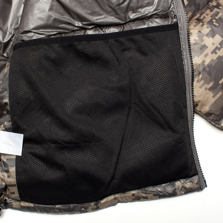 Stussy - Micro Ripstop Down Mock
Style # 115877
Color : Digital Camo