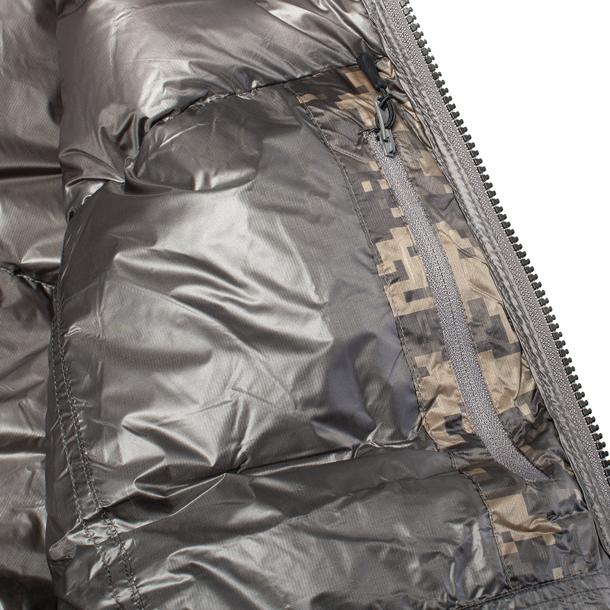 Stussy - Micro Ripstop Down Mock
Style # 115877
Color : Digital Camo