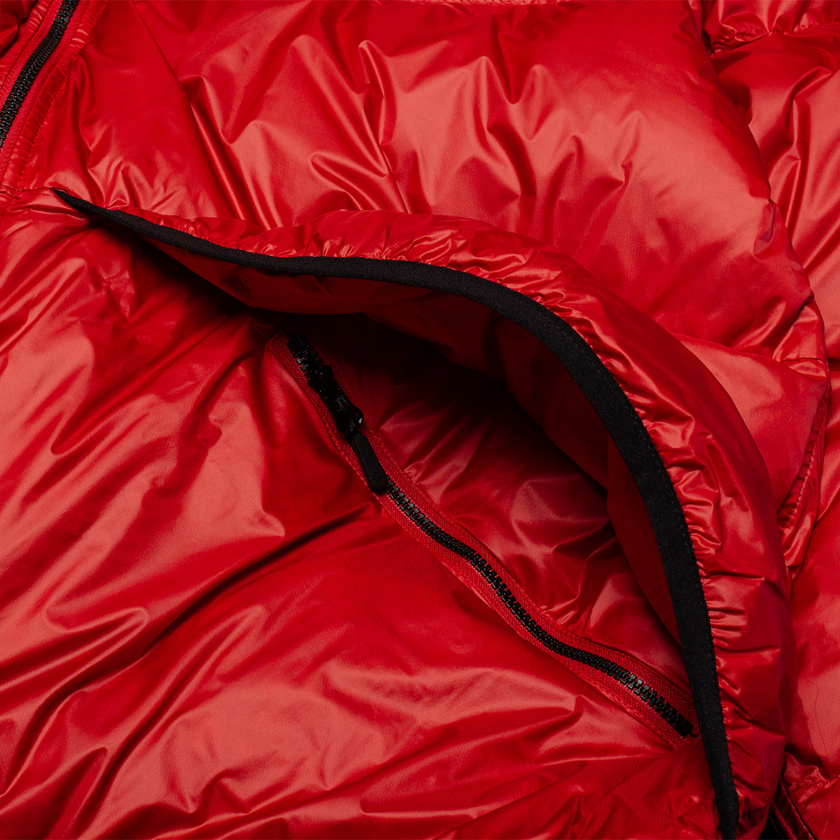 Stussy - Micro Ripstop Down Mock
Style # 115877
Color : Red