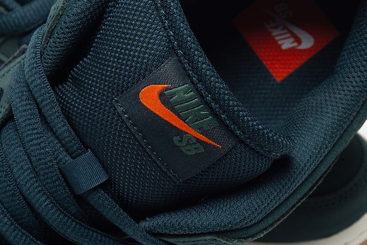 Nike SB - Dunk Low Pro
Style # FJ1674-300
Color : Deep Fir / Black / Sail
