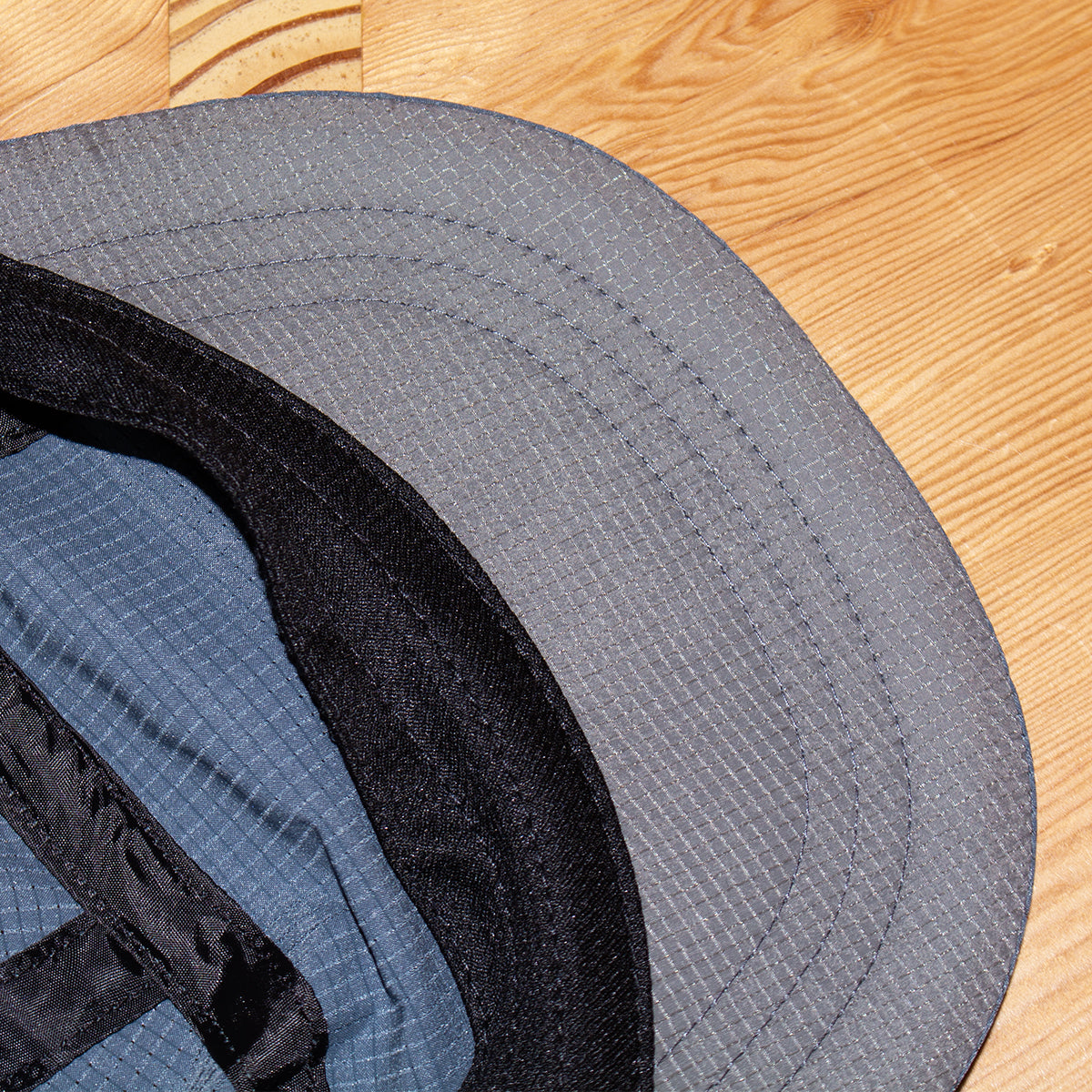 Satisfy - Rippy Air Trail Cap
Color : Mirage
Materials : 100% Nylon Ripstop
Adjustable bungee cord back strap with reflective loops
Exterior detachable care label
PeaceShell™ water-repellent finish
Lightweight
One size