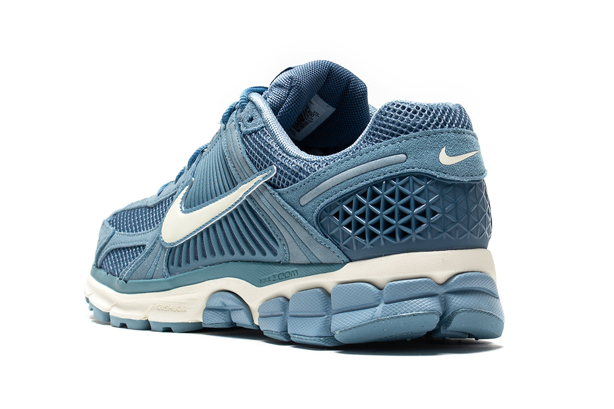 Nike | Zoom Vomero 5
Style # HF1553-400
Color : Denim Turq / Pale Ivory / Smokey Blue