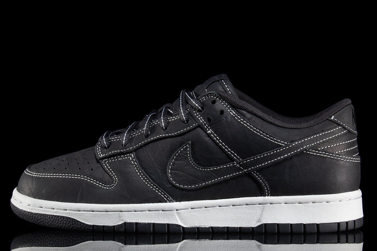 Nike - Dunk Low
Style # IO4550-001
Color : Off Noir / Summit White