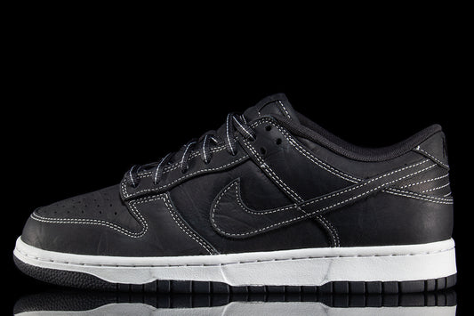 Nike - Dunk Low
Style # IO4550-001
Color : Off Noir / Summit White