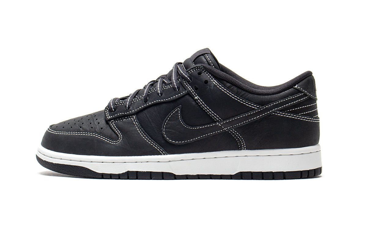 Nike - Dunk Low
Style # IO4550-001
Color : Off Noir / Summit White