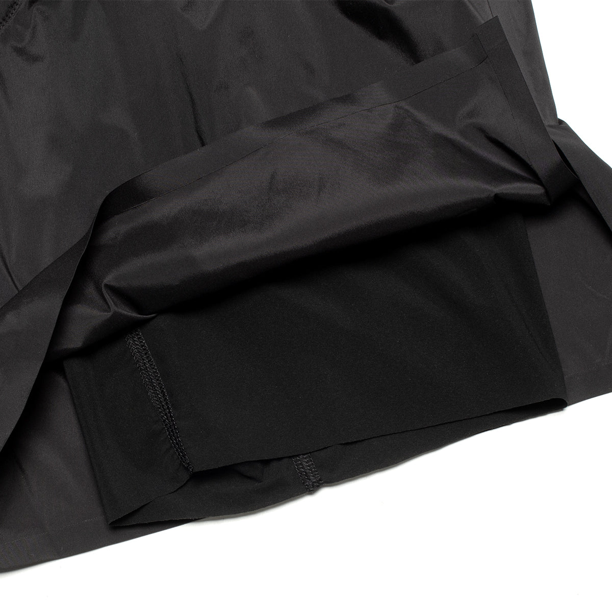 Satisfy - TechSilk Shorts 5"
Color : Black
Shell Materials : 88% Nylon / 12% Elastane
Lining Materials : 64% Nylon / 36% Elastane
Double waistband construction with drawcord
Quick-drying and anti-chafe Justice™ liner
2 front side pockets
Mini S-Carabiner clip
Sweatproof phone pocket
Detachable care label
Quick-drying
Regular fit