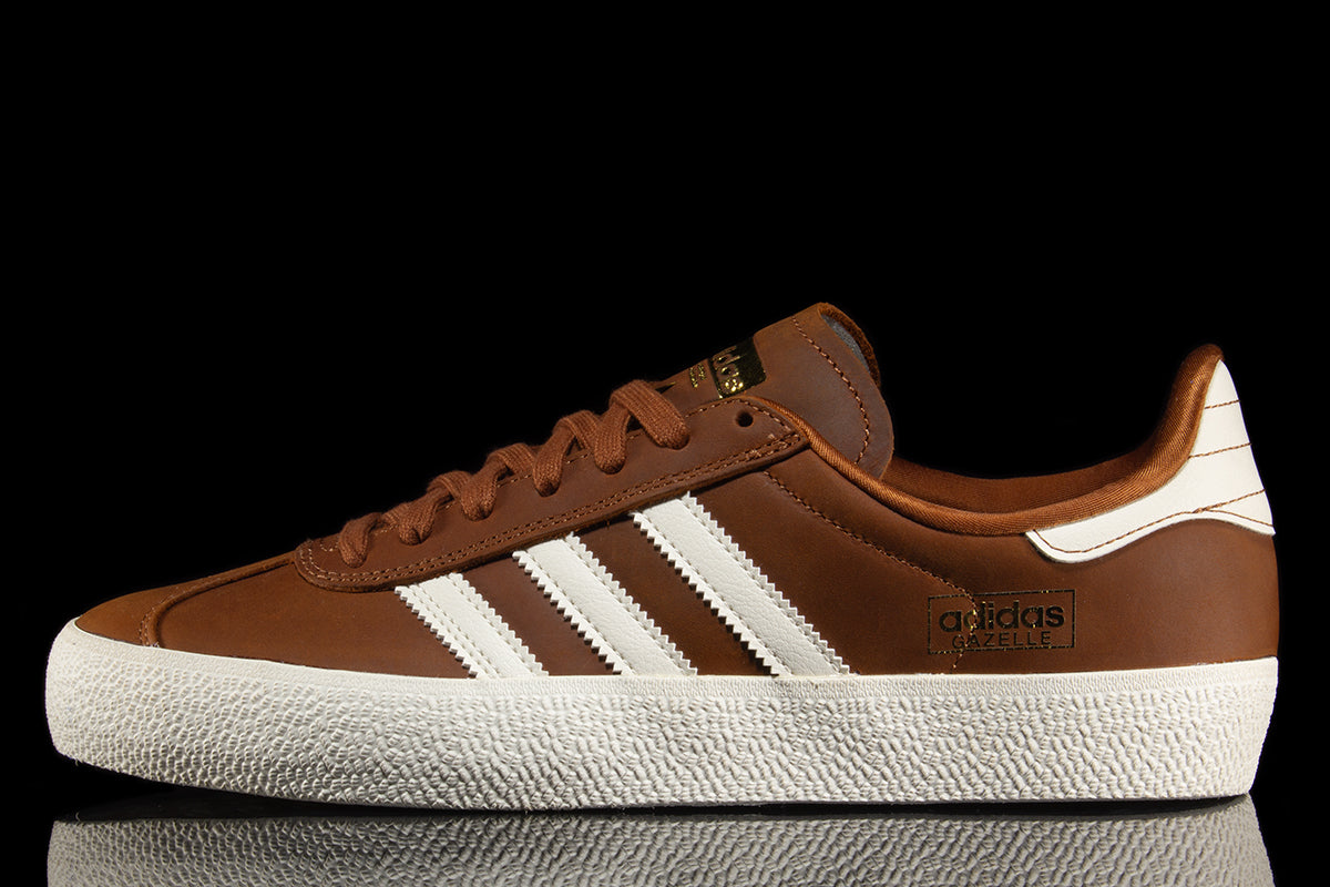 Adidas - Gazelle ADV
Style # HQ7547
Color : Brown / White
Materials : Leather / Synthetic Upper - Rubber Outsole
Sizing : US Men's
Cupsole construction