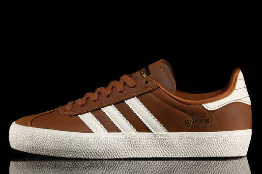 Adidas - Gazelle ADV
Style # HQ7547
Color : Brown / White
Materials : Leather / Synthetic Upper - Rubber Outsole
Sizing : US Men's
Cupsole construction
