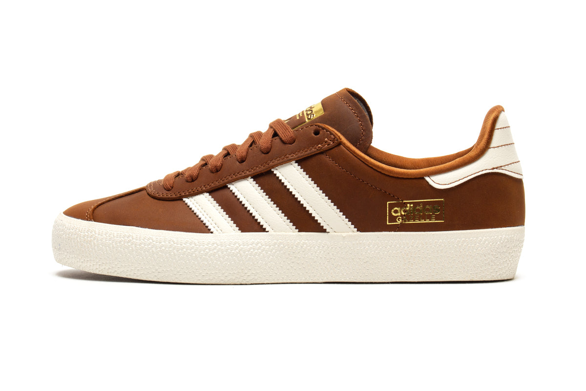 Adidas - Gazelle ADV
Style # HQ7547
Color : Brown / White
Materials : Leather / Synthetic Upper - Rubber Outsole
Sizing : US Men's
Cupsole construction