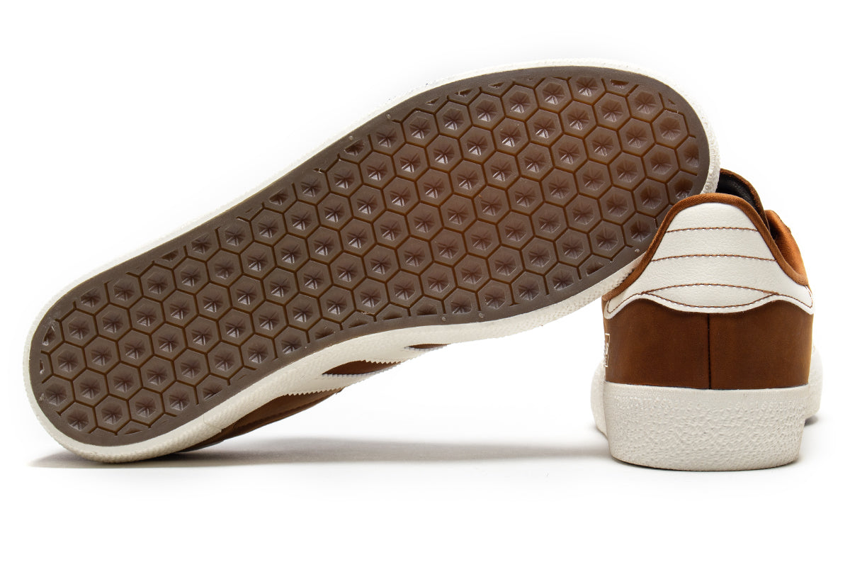 Adidas - Gazelle ADV
Style # HQ7547
Color : Brown / White
Materials : Leather / Synthetic Upper - Rubber Outsole
Sizing : US Men's
Cupsole construction