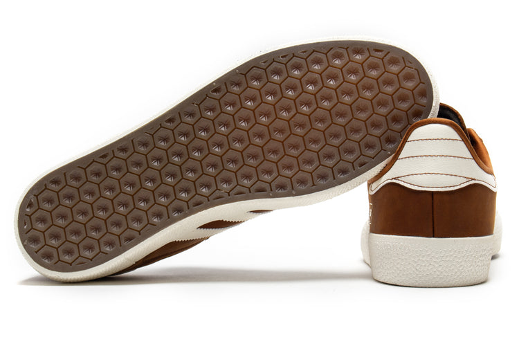 Adidas - Gazelle ADV
Style # HQ7547
Color : Brown / White
Materials : Leather / Synthetic Upper - Rubber Outsole
Sizing : US Men's
Cupsole construction