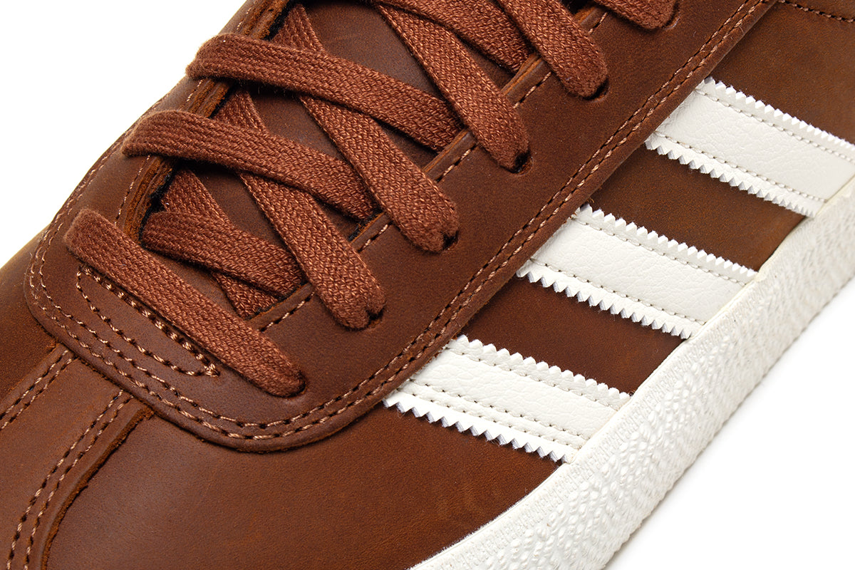 Adidas - Gazelle ADV
Style # HQ7547
Color : Brown / White
Materials : Leather / Synthetic Upper - Rubber Outsole
Sizing : US Men's
Cupsole construction
