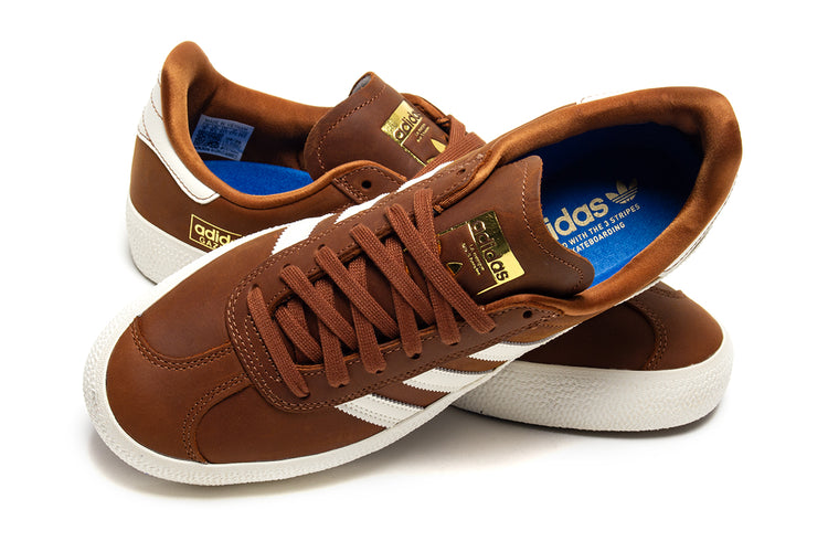 Adidas - Gazelle ADV
Style # HQ7547
Color : Brown / White
Materials : Leather / Synthetic Upper - Rubber Outsole
Sizing : US Men's
Cupsole construction