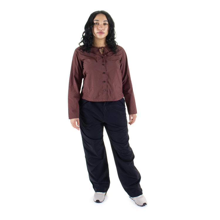 Snow Peak - Women's Garment Dyed Blouse
Color : Brown
Materials : 100% Nylon Taffeta
Front button closure
Ribbon ties
Garment dyed
Lightweight