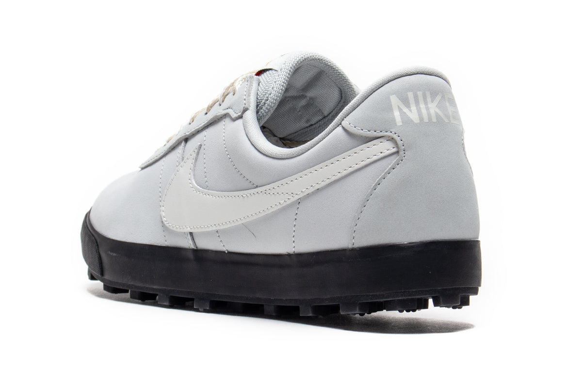 Nike - Astrograbber
Style # IH2341-001
Color : Light Silver / Sail / Phantom / Black
Materials : Leather Upper - Rubber Outsole
Sizing : US Men's