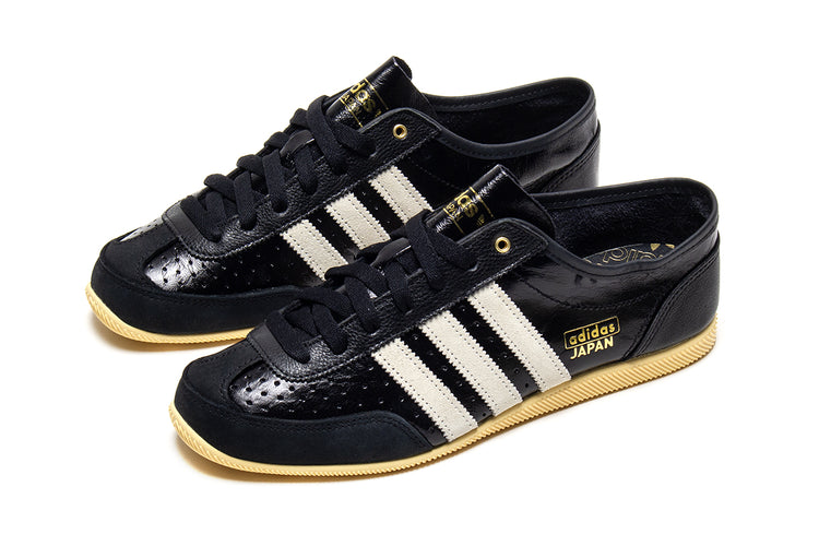 Adidas - Women's Japan Decon
Style # KJ6212
Color : Core Black / Cream White / Orange Tint
Materials : Leather / Suede Upper - Rubber Outsole
Sizing : US Women's