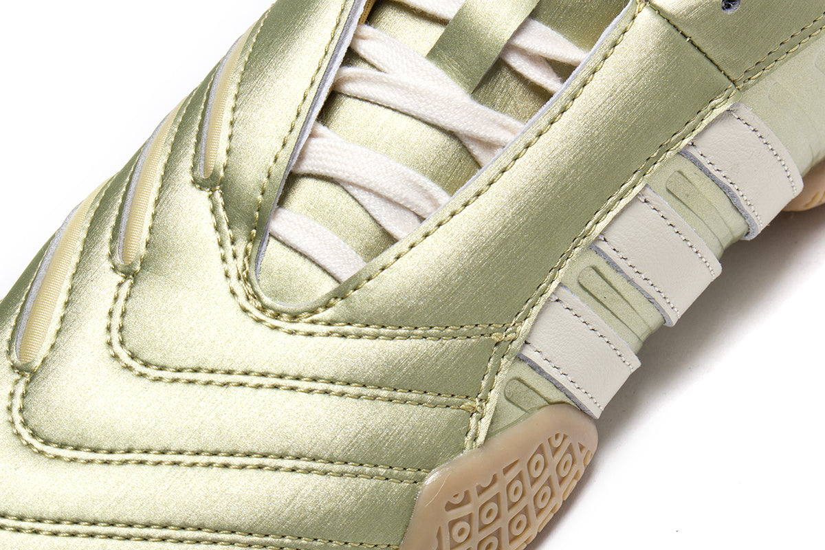 Adidas - Women's Taekwondo Mei Elite
Style # JR1827
Color : Gold Metallic / White / Gum
Materials : Leather Upper - Rubber Outsole
Sizing : US Women's
