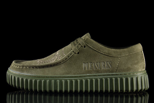 Clarks Originals | Torhill Lo x PLEASURES
Style # 26179913
Color : Olive