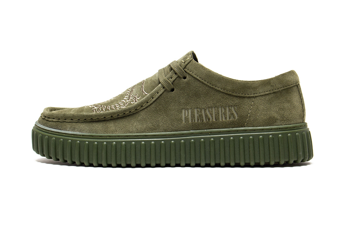 Clarks Originals | Torhill Lo x PLEASURES
Style # 26179913
Color : Olive