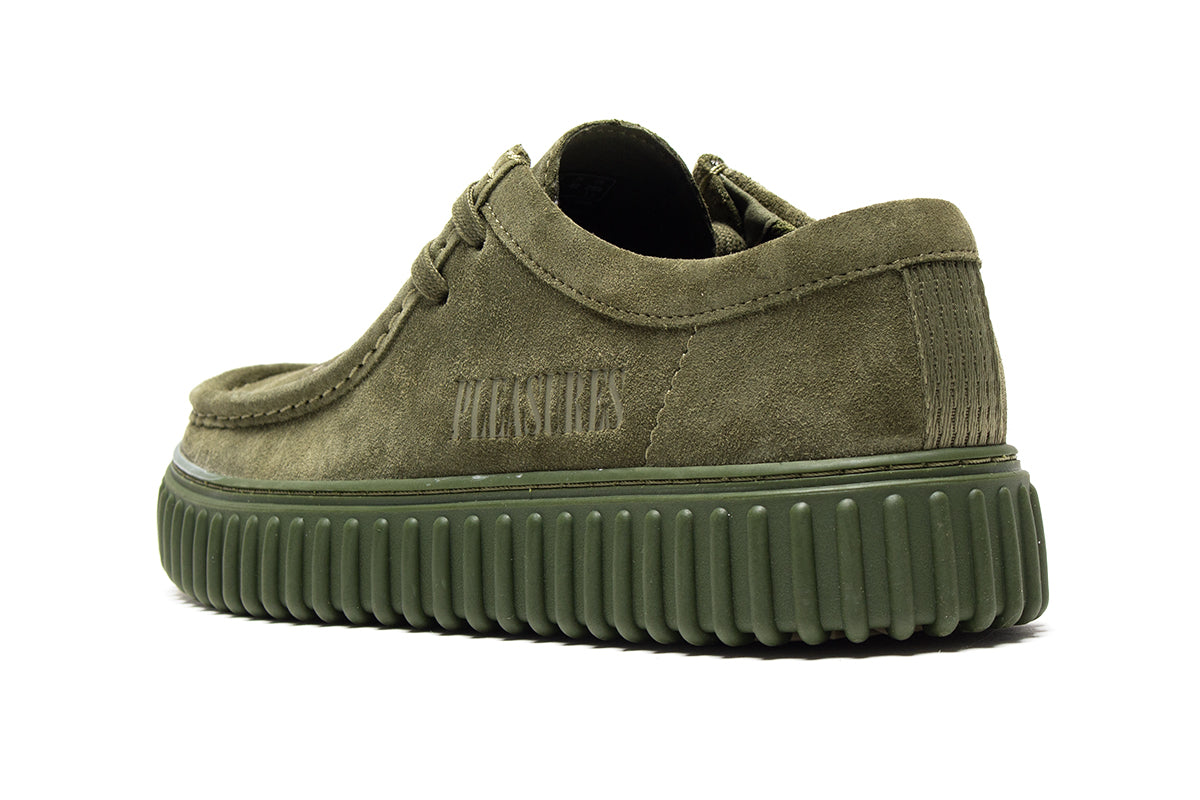 Clarks Originals | Torhill Lo x PLEASURES
Style # 26179913
Color : Olive