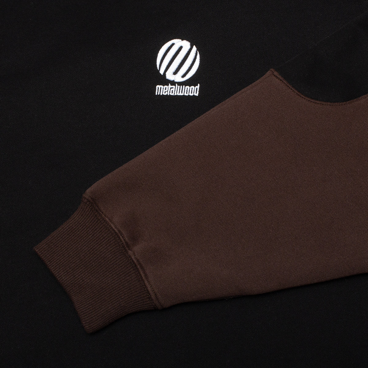 Metalwood - Alien Crewneck Sweatshirt
Color : Black
Materials : 58% Polyester / 42% Cotton
Ribbed collar, cuffs and hem
Embroidered details