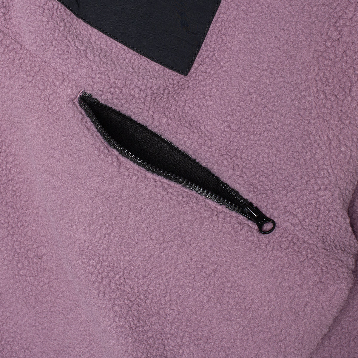 Carhartt WIP - Women's Flynn Fleece Jacket
Style # I035460-3DT
Color : Phlox / Black
Materials : 100% Midweight Polyester Pile - 10 oz
Contrasting nylon details
Chest pocket with hidden snap button
Front pockets with zip opening
Front snap button closure
High neck
Boxy fit