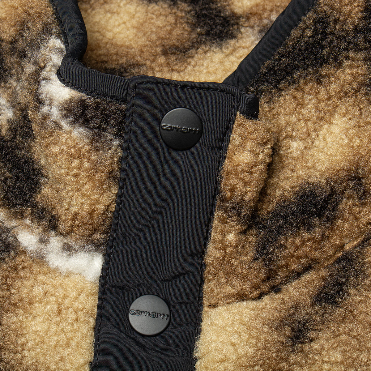 Carhartt WIP - Women's Elliot High Neck Liner
Style # I032241-3BN
Color : Wild Dog Jacquard / Black
Materials : 100% Heavyweight Polyester Pile - 10 oz
Nylon tafetta details
Twill lined
Kangaroo pocket
Front neck closure with snap buttons