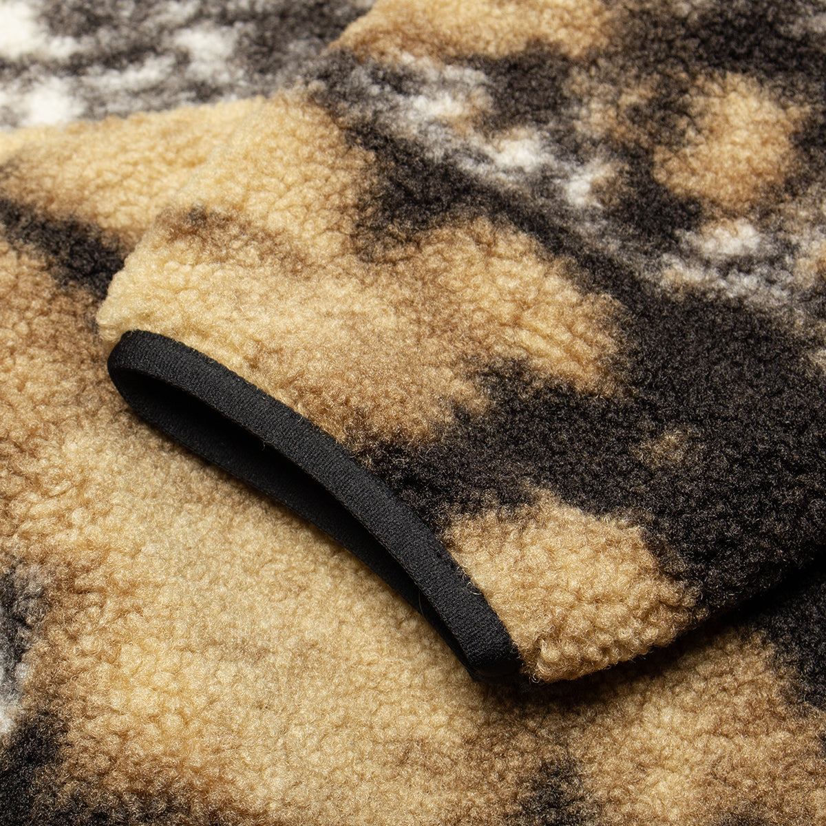 Carhartt WIP - Women's Elliot High Neck Liner
Style # I032241-3BN
Color : Wild Dog Jacquard / Black
Materials : 100% Heavyweight Polyester Pile - 10 oz
Nylon tafetta details
Twill lined
Kangaroo pocket
Front neck closure with snap buttons