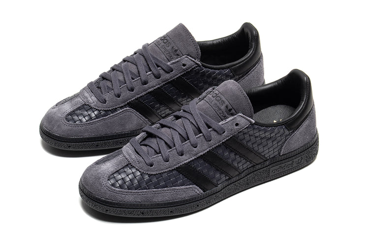 Adidas Originals - Handball Spezial
Style # KI8687
Color : Aurora Onix / Core Black / Gold Metallic