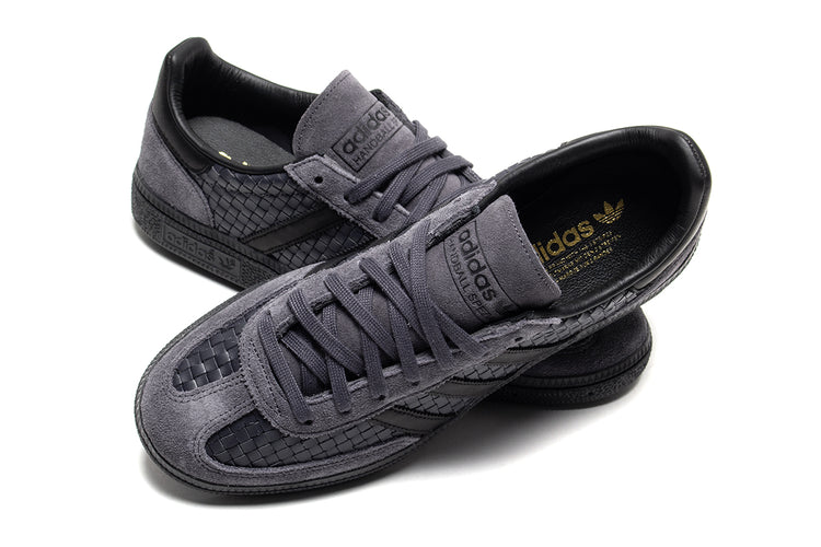 Adidas Originals - Handball Spezial
Style # KI8687
Color : Aurora Onix / Core Black / Gold Metallic