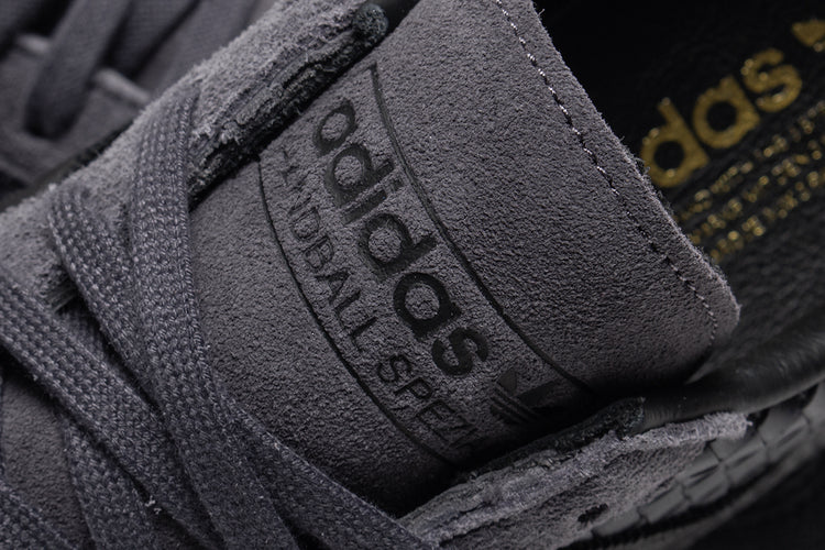 Adidas Originals - Handball Spezial
Style # KI8687
Color : Aurora Onix / Core Black / Gold Metallic