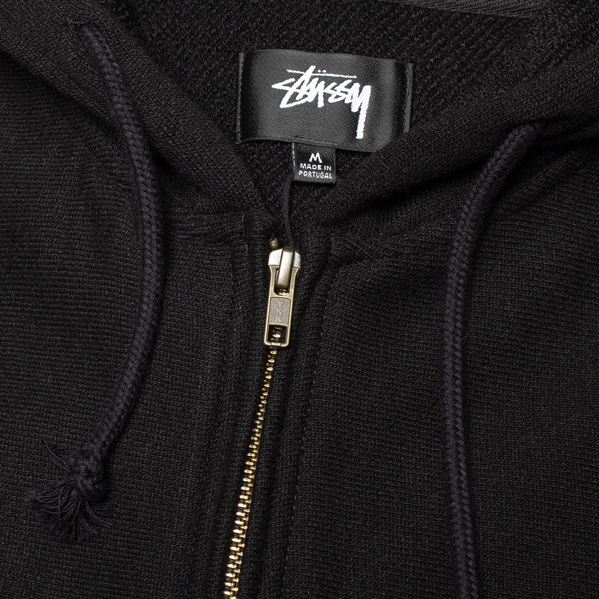 Stussy - Brass Zip Knit Hood
Style # 118593
Color : Black
Materials : 100% Cotton
Ribbed cuffs and hem
Front zip closure
Kangaroo pocket
Drawstring hood