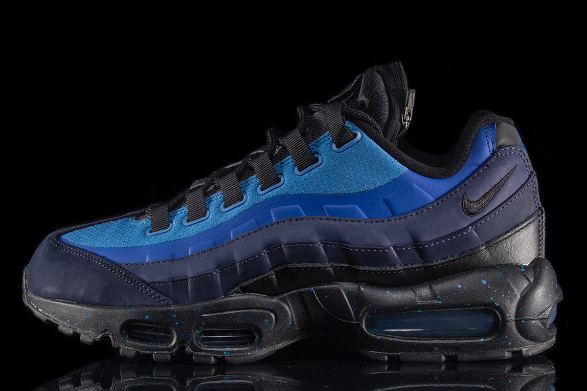 Nike | Air Max 95 x Stash
Style # HF5515-400
Color : Obsidian / Black / Harbor Blue