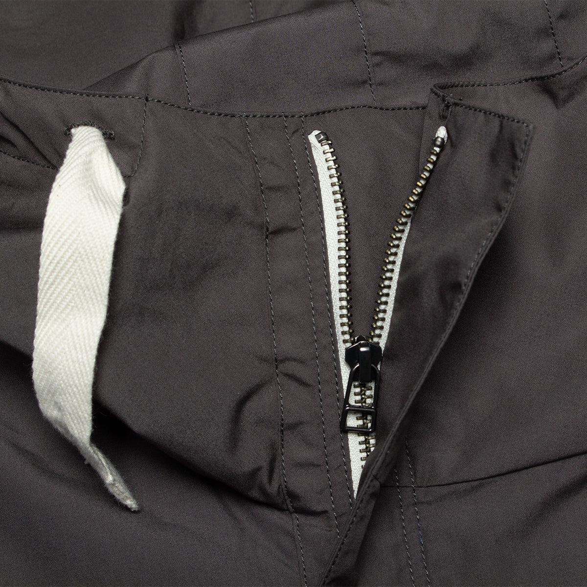 Nanamica - Hooded Deck Jacket
Style # S25FA012U
Color : Charcoal