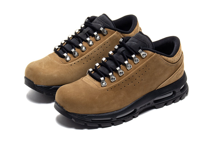 Nike - Air Max Goadome Low
Style # IU5915-200
Color : Taupe / University Red / Black