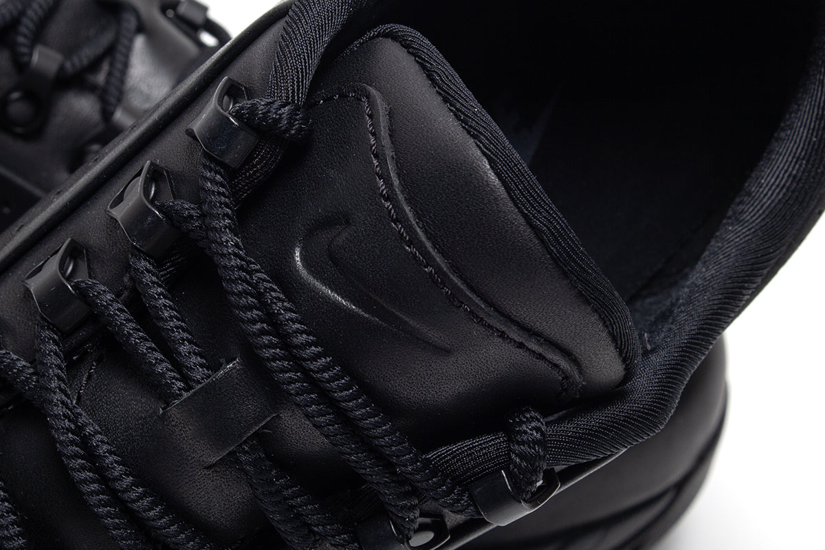 Nike - Air Max Goadome Low
Style # IQ0641-001
Color : Black / Black / Anthracite