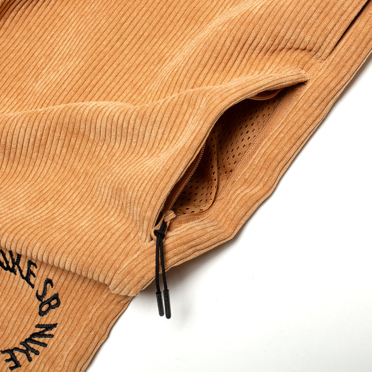 Nike SB - Corduroy Skate Short
Style # II4426-217
Color : LT Cognac / Black