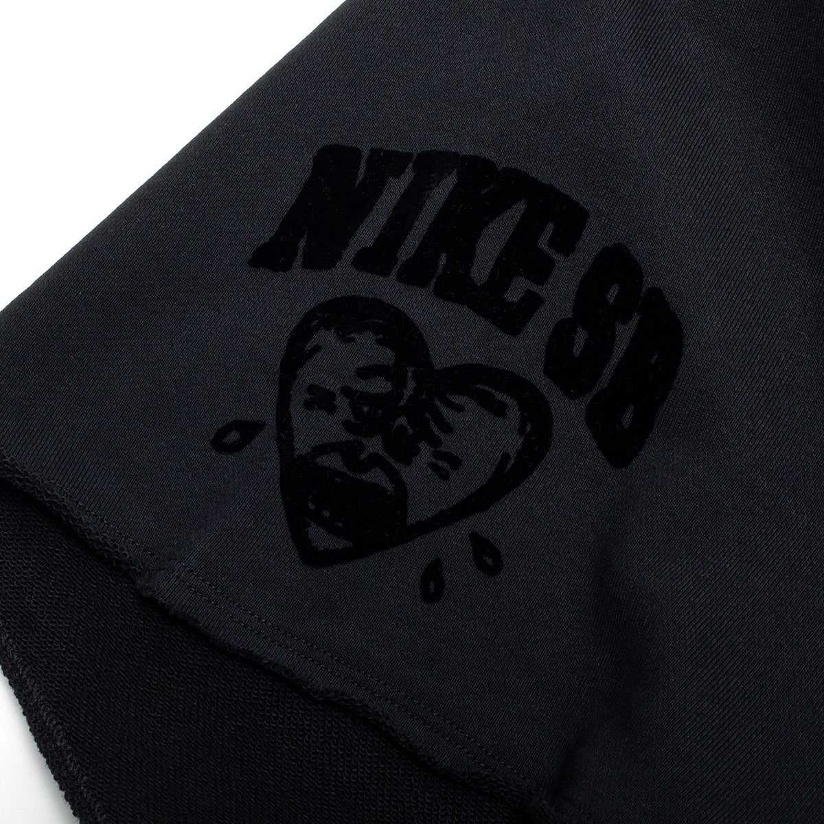 Nike SB - GFX Fleece Short
Style # IF1602-010
Color : Black / White