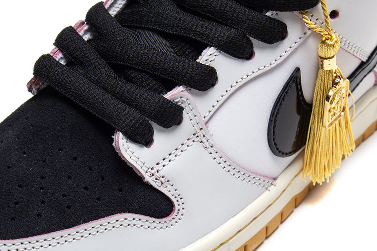 Nike SB - Dunk Low Pro x CSEF
Style # HJ4132-100
Color : Summit White / Black / Iron Grey