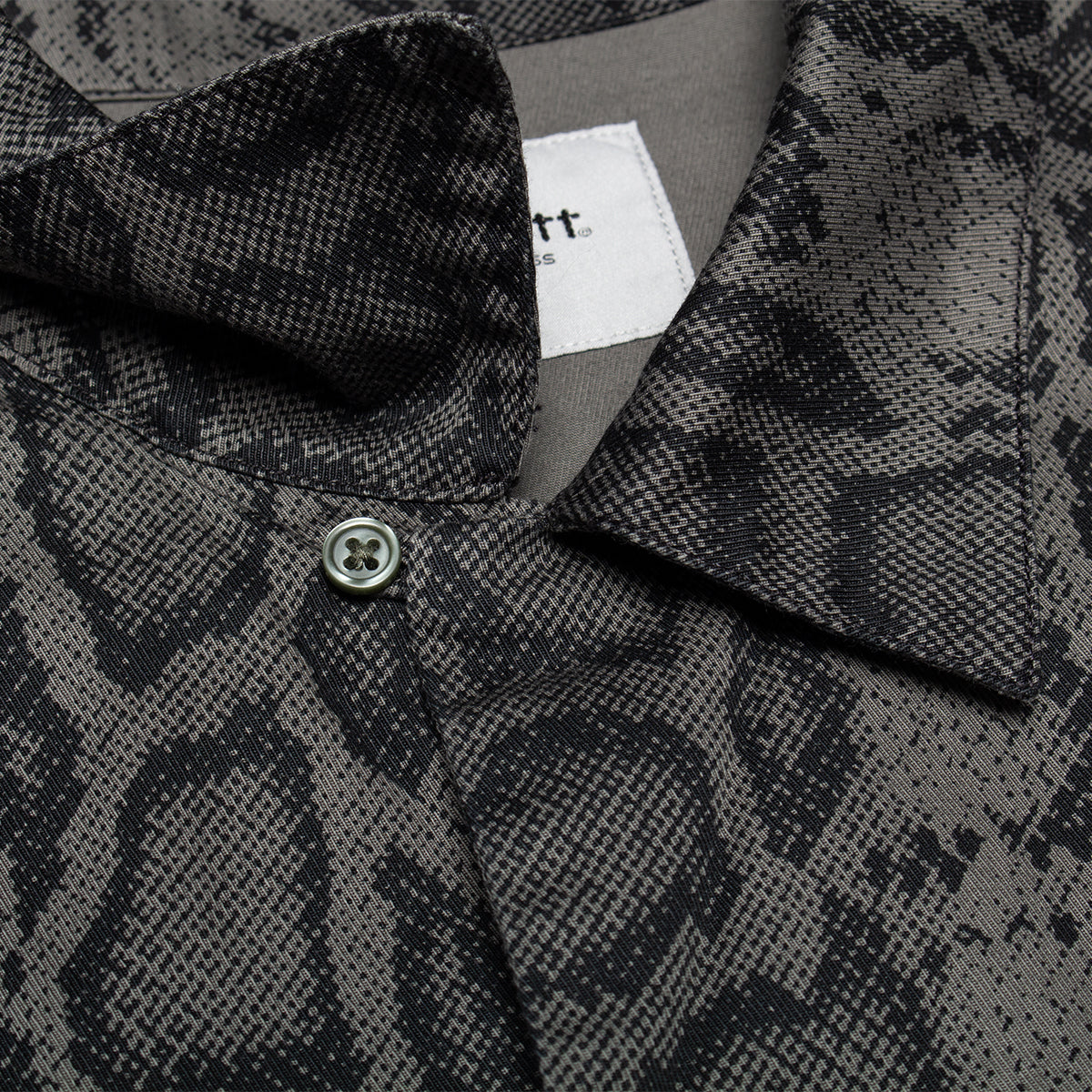 Carhartt WIP - Snake Camo Shirt
Style # I036275-3NH
Color : Snake Camo / Leaf