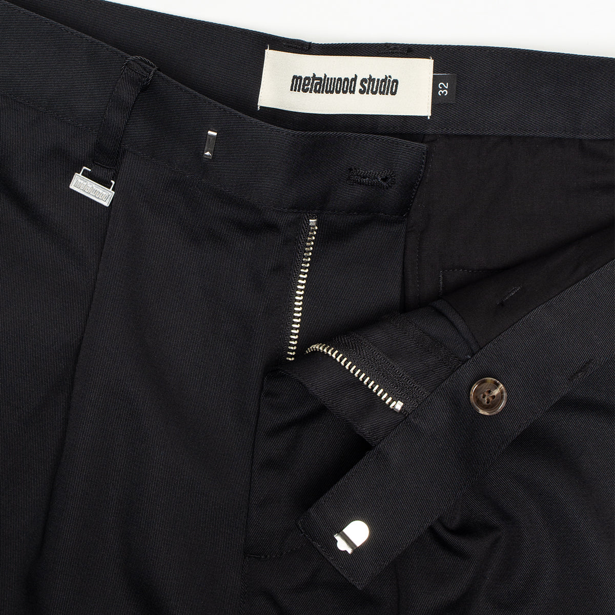 Metalwood - Trophy Short
Color : Black