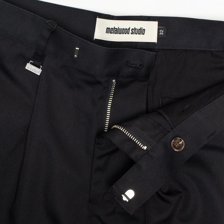 Metalwood - Trophy Short
Color : Black
