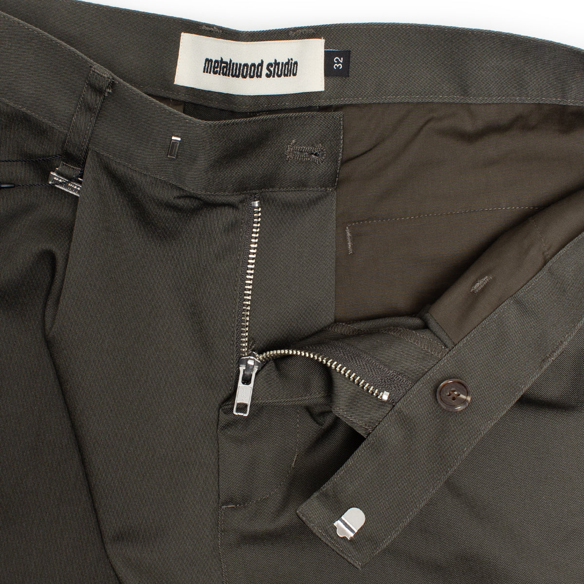 Metalwood - Trophy Short
Color : Olive