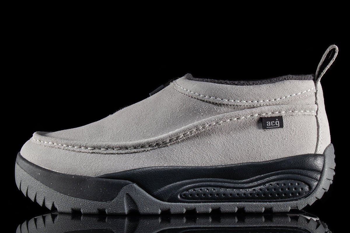 Nike - ACG Izy
Style # FV4317-003
Color : Photon Dust / Anthracite