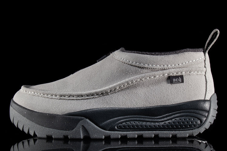 Nike - ACG Izy
Style # FV4317-003
Color : Photon Dust / Anthracite