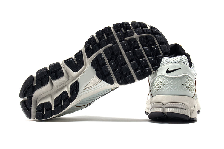 Nike | Women's Zoom Vomero 5 Style # FN6742-001 Color : Light Silver / Chrome / Light Bone / Black