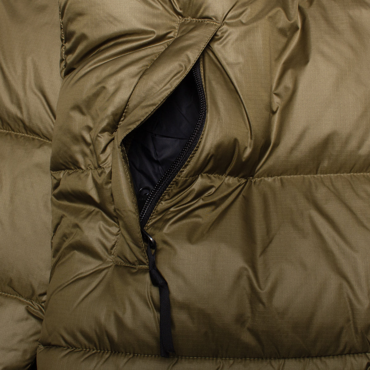The North Face - 1996 Retro Nuptse Jacket
Style # NF0A3C8DRL51
Color : Caraway Seed / TNF Black