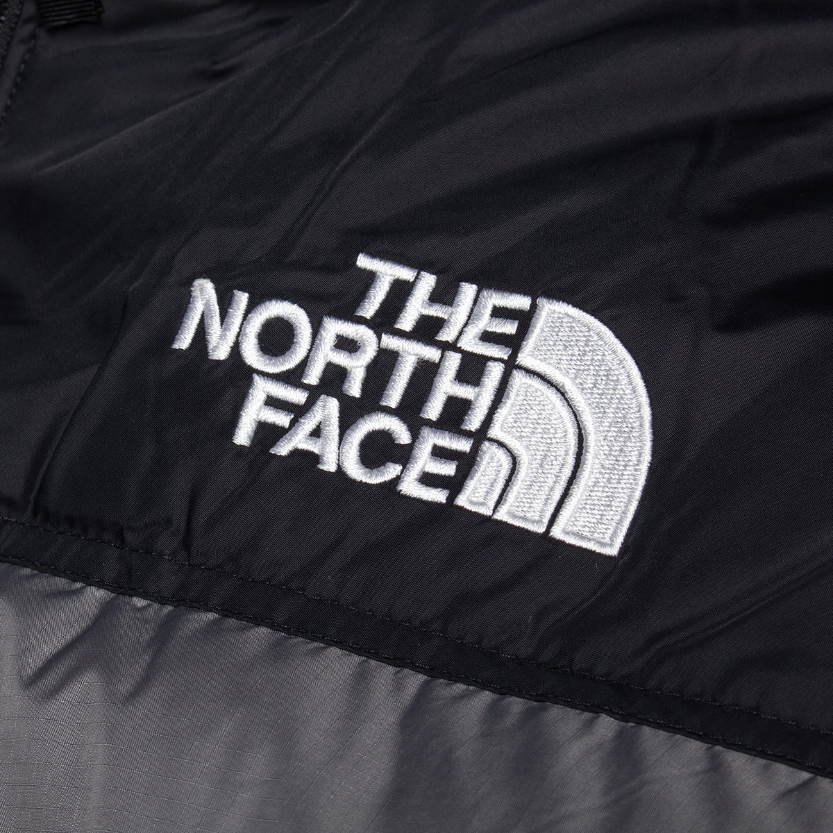 The North Face - 1996 Retro Nuptse Jacket
Style # NF0A3C8DRPI1
Color : Smoked Pearl / TNF Black