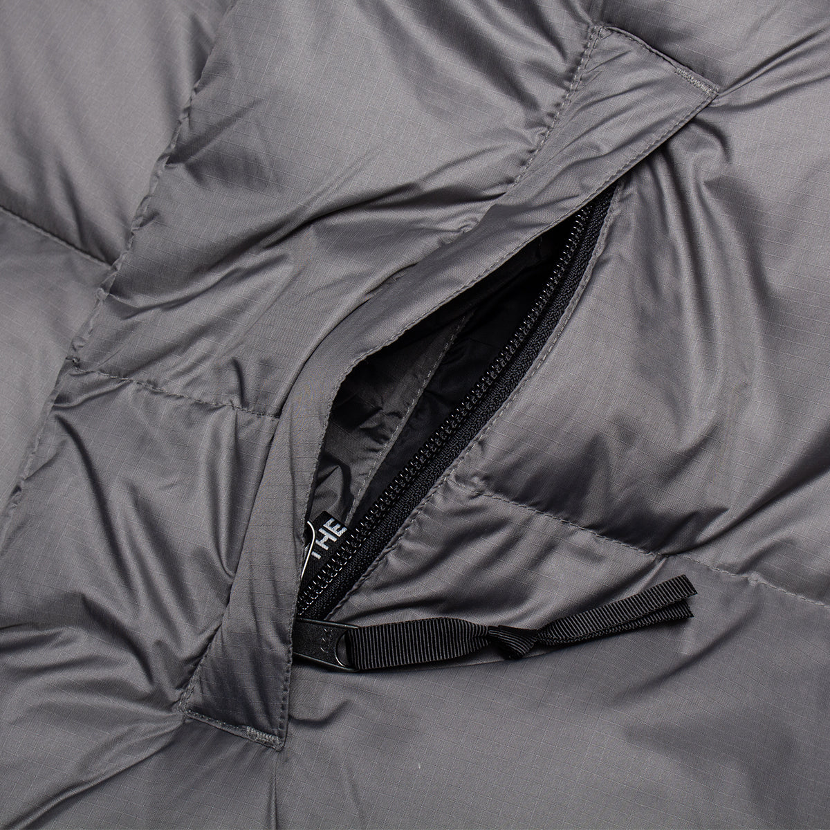 The North Face - 1996 Retro Nuptse Jacket
Style # NF0A3C8DRPI1
Color : Smoked Pearl / TNF Black