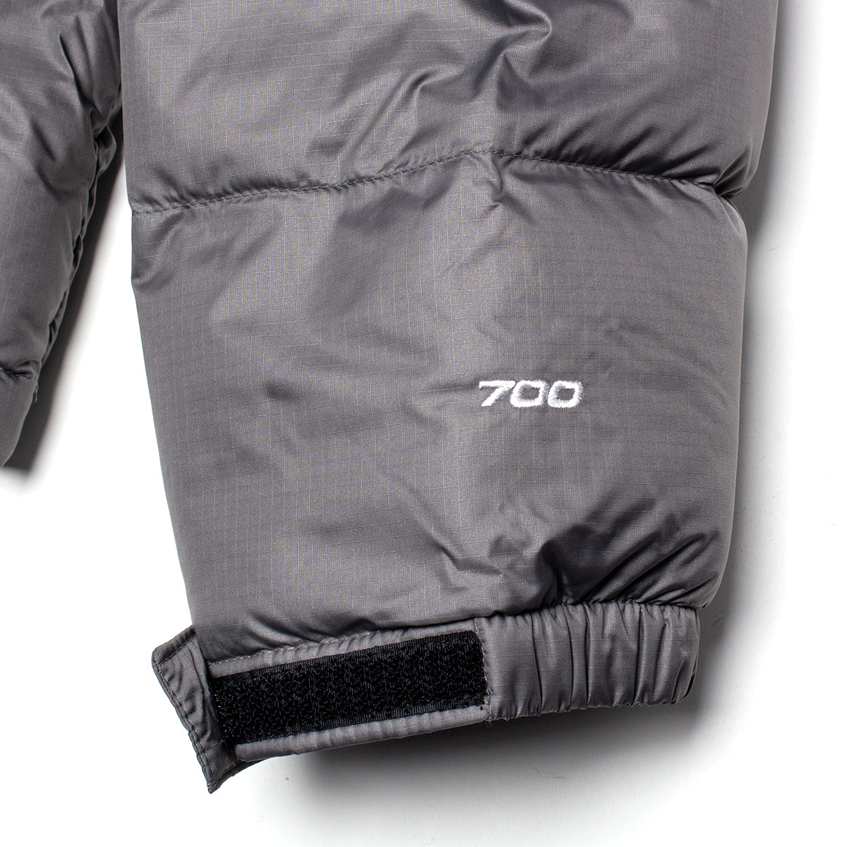 The North Face - 1996 Retro Nuptse Jacket
Style # NF0A3C8DRPI1
Color : Smoked Pearl / TNF Black